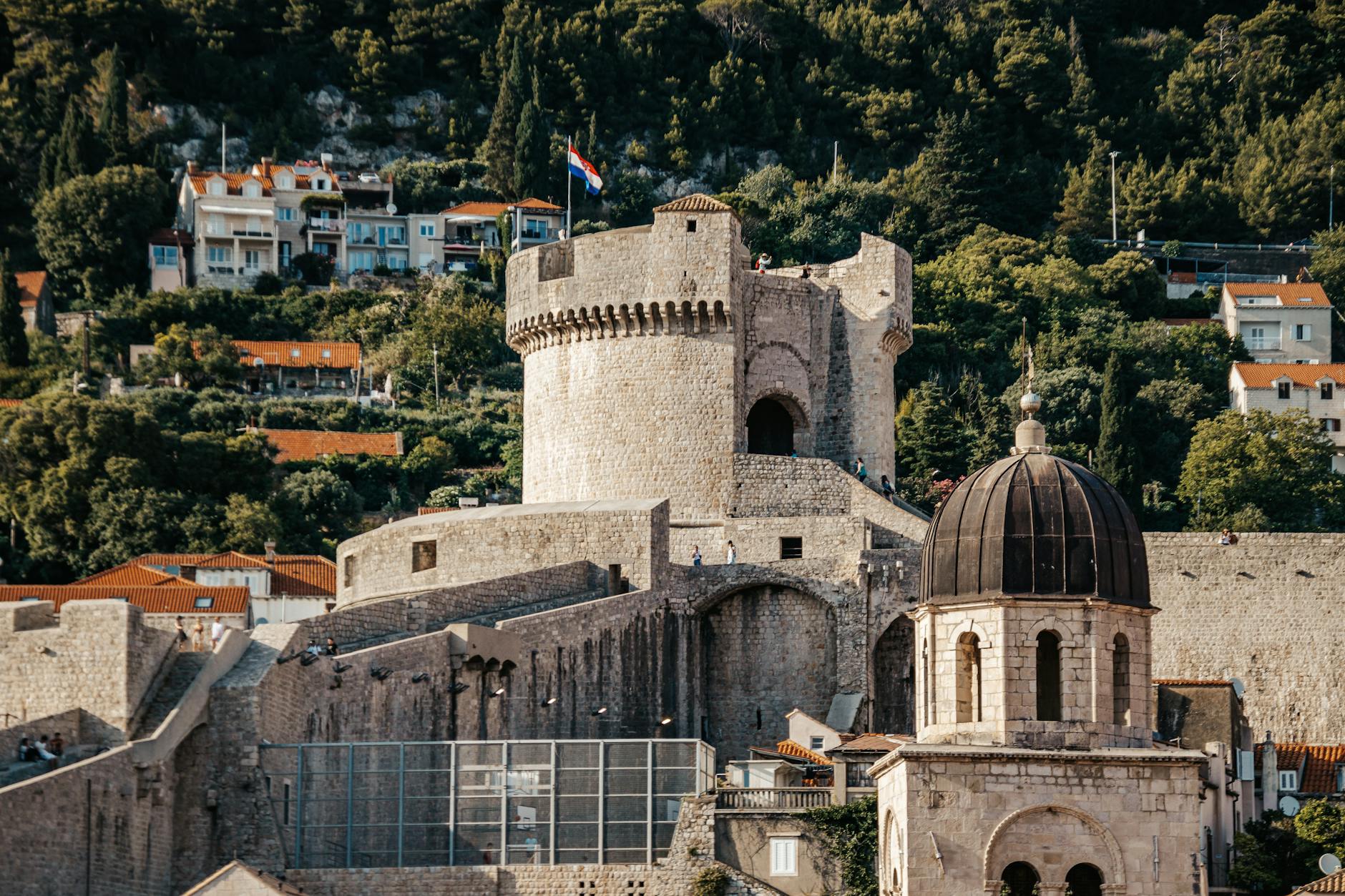 Dubrovnik óváros rejtett udvarai és titkos kilátói