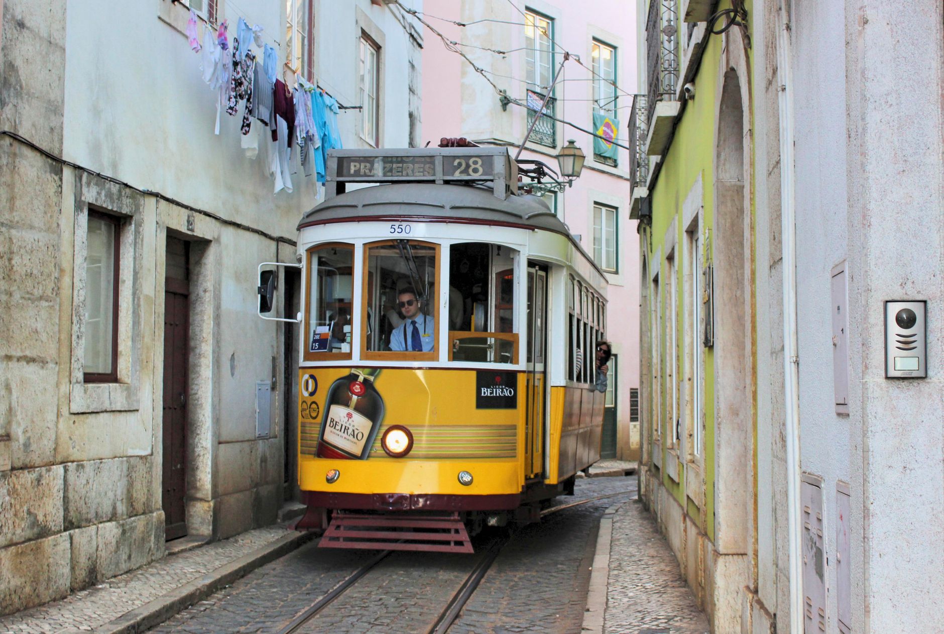 Lisszabon 28-as villamos útvonal legjobb megállói