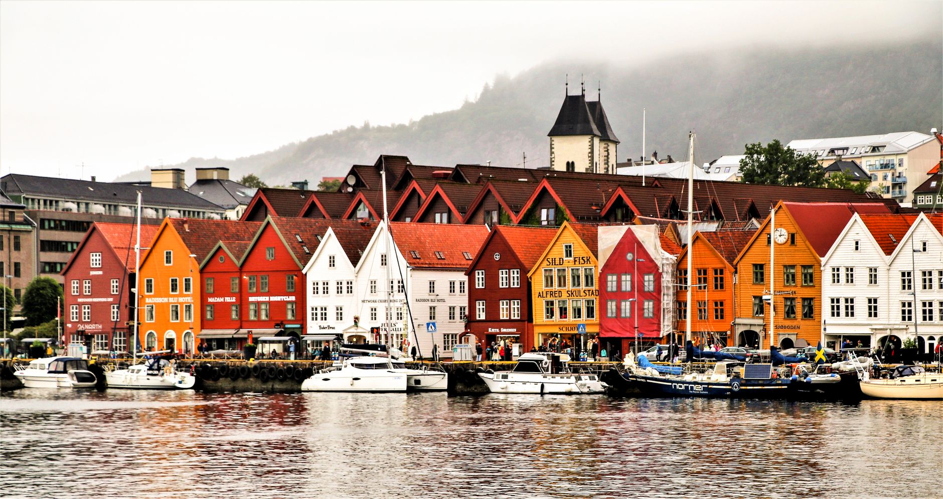 Bergen Bryggen színes házai és fjordtúra élmények