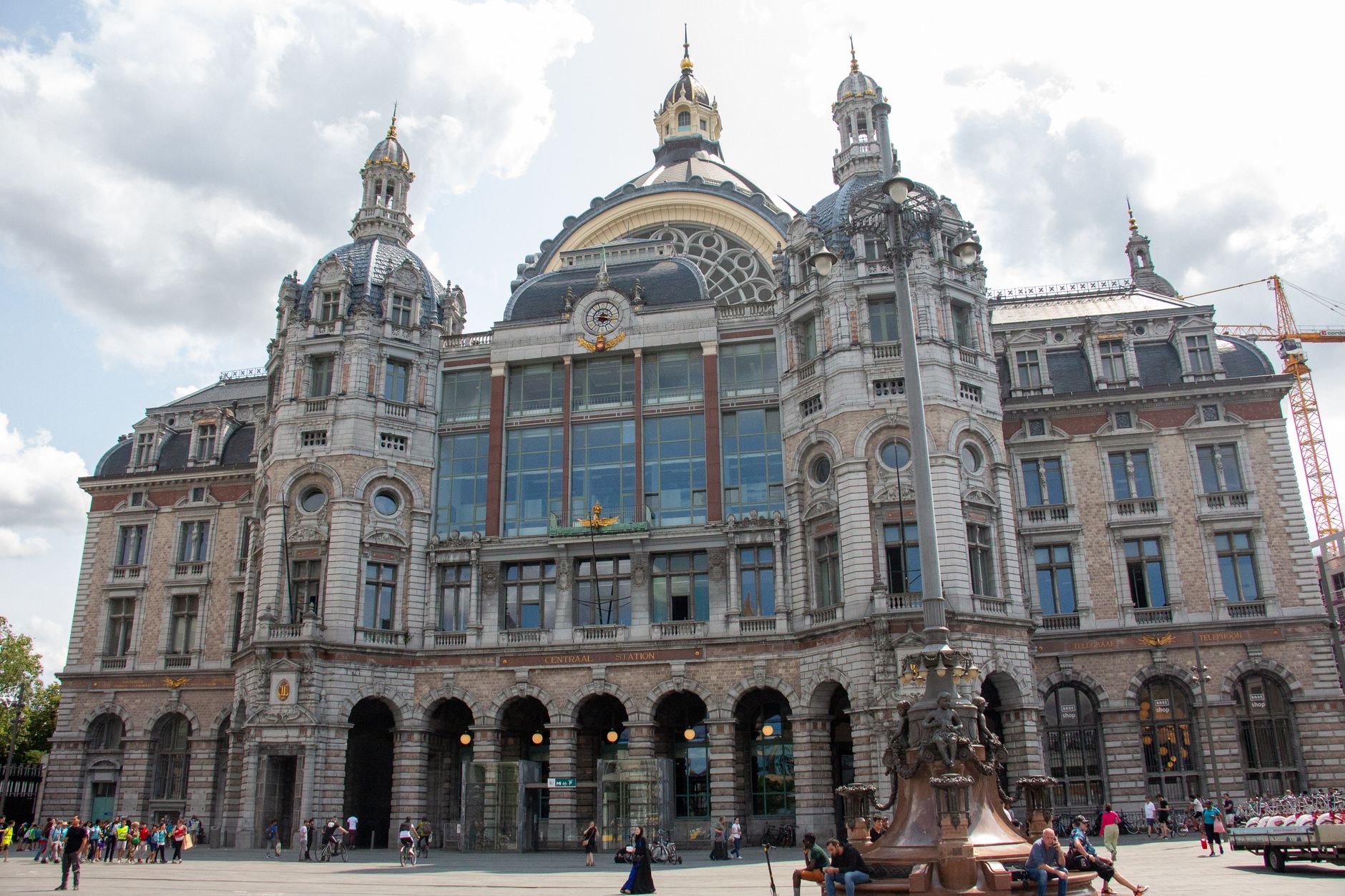 Brüsszel Grand Place éjszakai fényei és hangulata