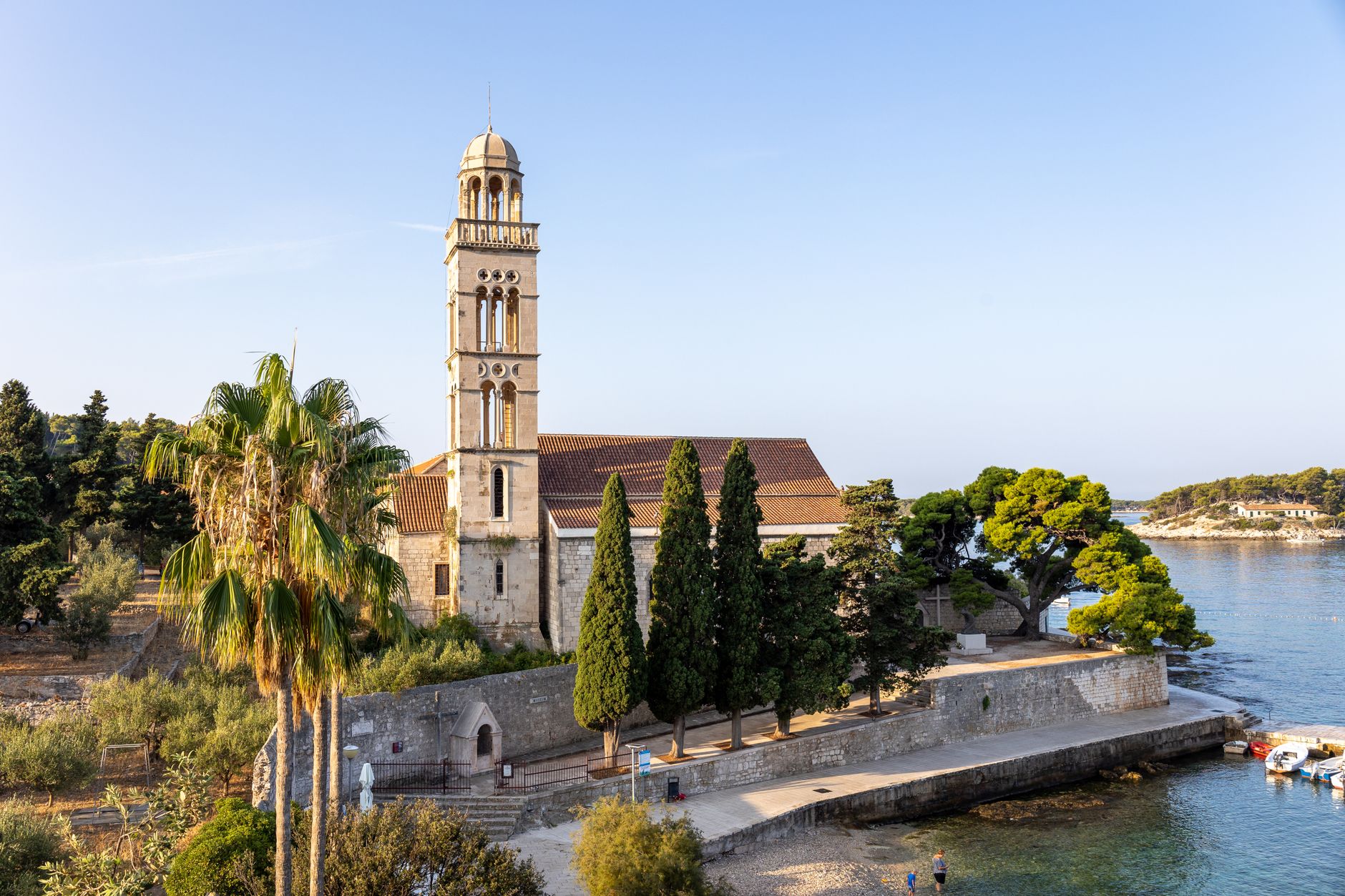 Hvar levendulamezői: mikor és hol érdemes látogatni